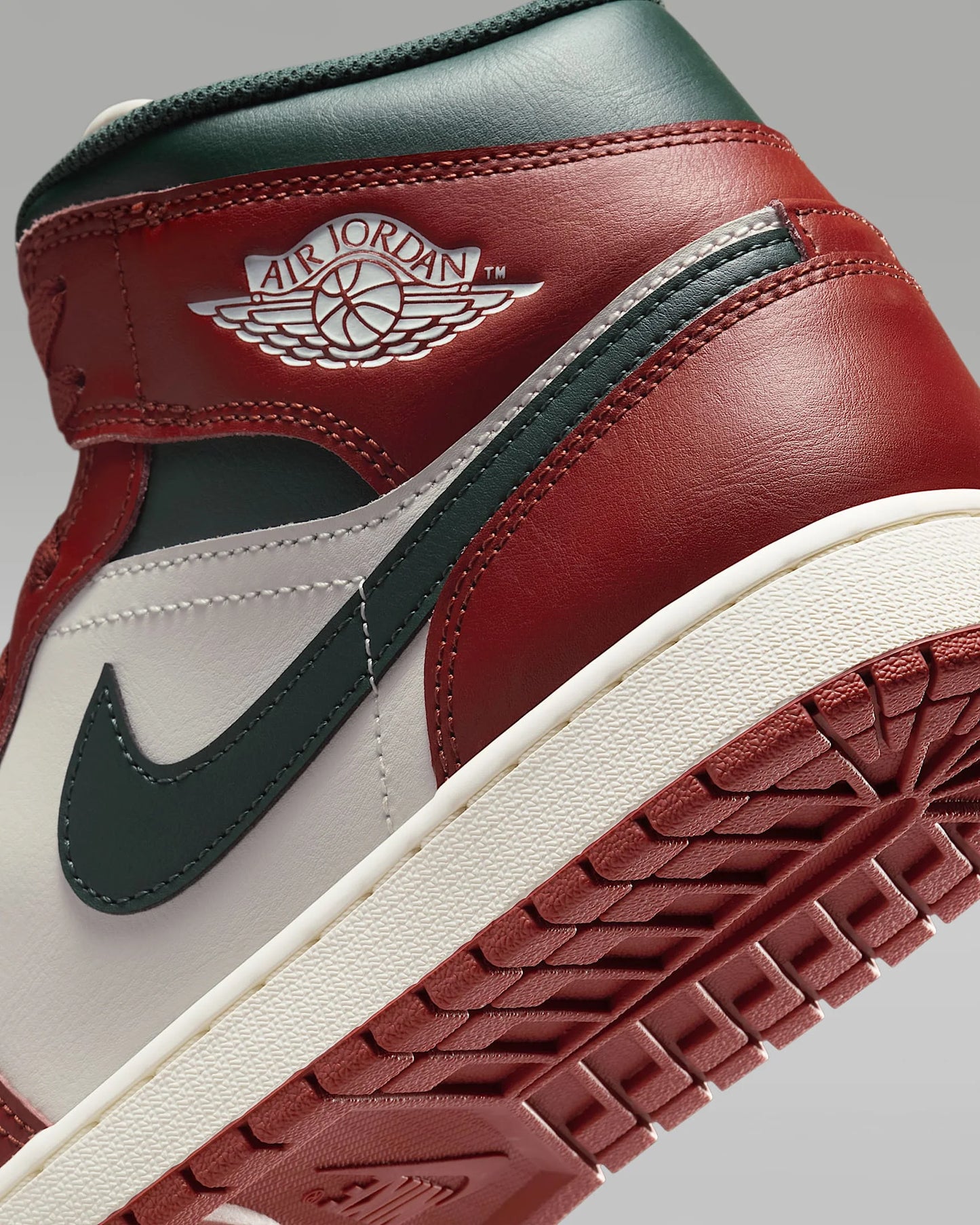 Jordan Air Jordan 1 classic versatile retro mid-cut basketball shoe DQ8426-105