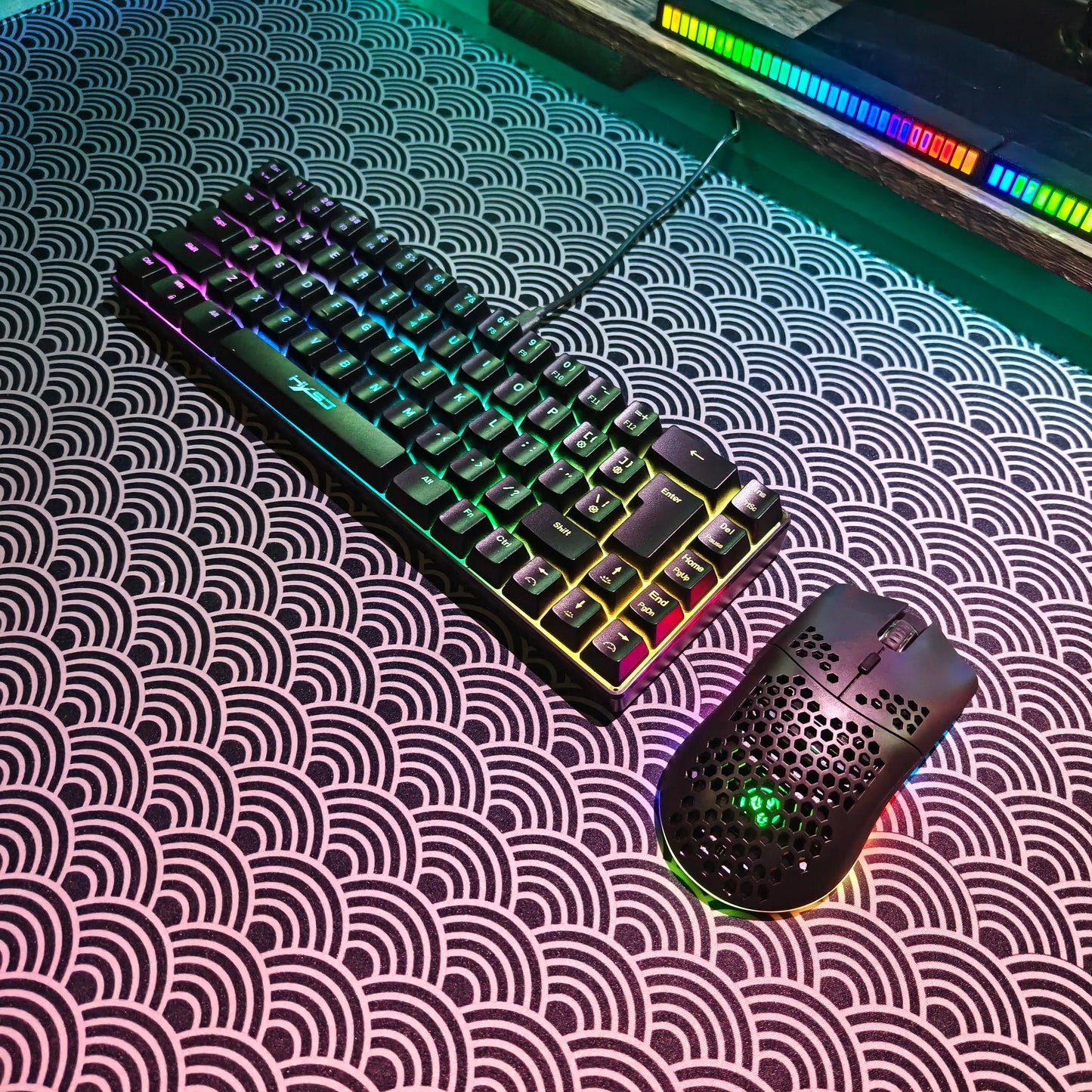 Conjunto portátil de teclado e rato gaming HXSJ 60% RGB: teclado de membrana com fios de 68 teclas e rato sem fios leve de 3 modos para PC e Mac