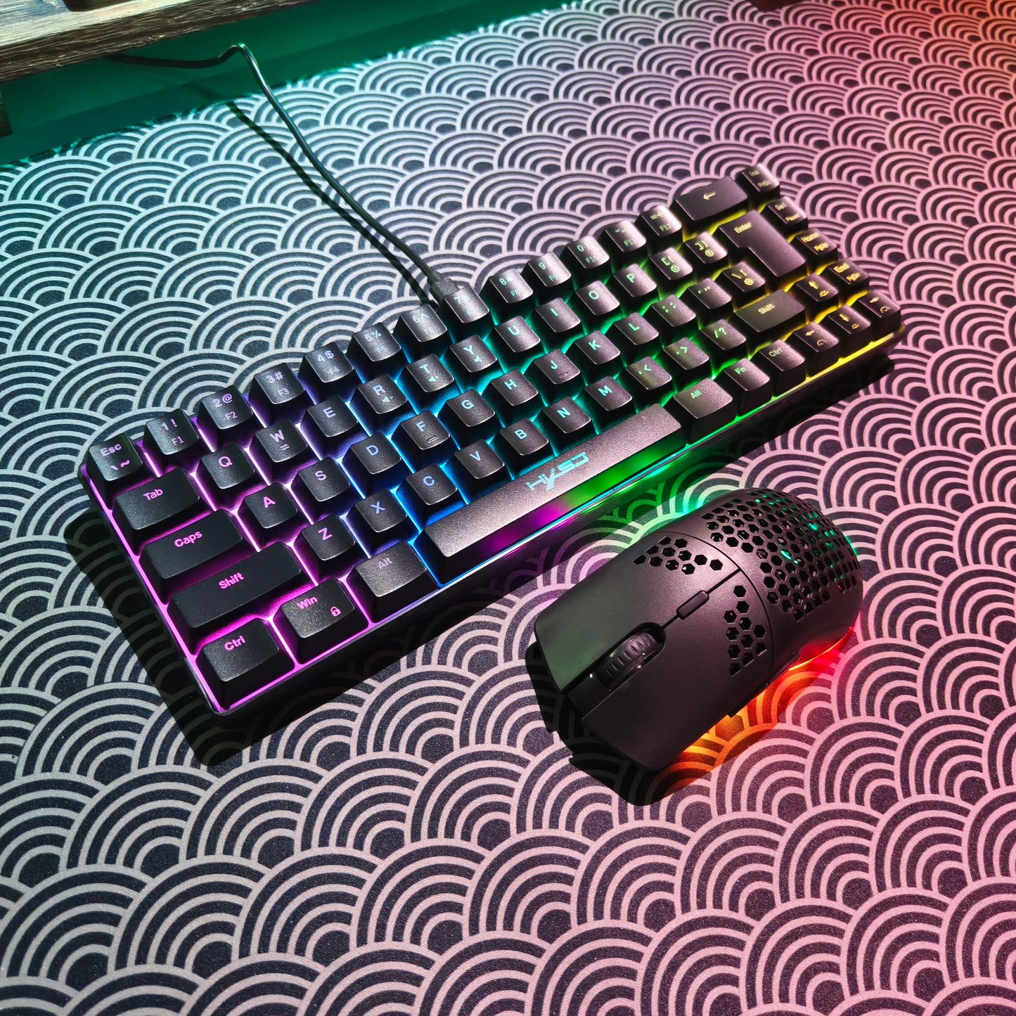 Conjunto portátil de teclado e rato gaming HXSJ 60% RGB: teclado de membrana com fios de 68 teclas e rato sem fios leve de 3 modos para PC e Mac