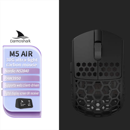 Darmoshark M5Air trådlös gamingmus i smidd kolfiber 8K PAW3950 30K DPI för små händer, fingertoppsgrepp, spelmakron, lättviktig