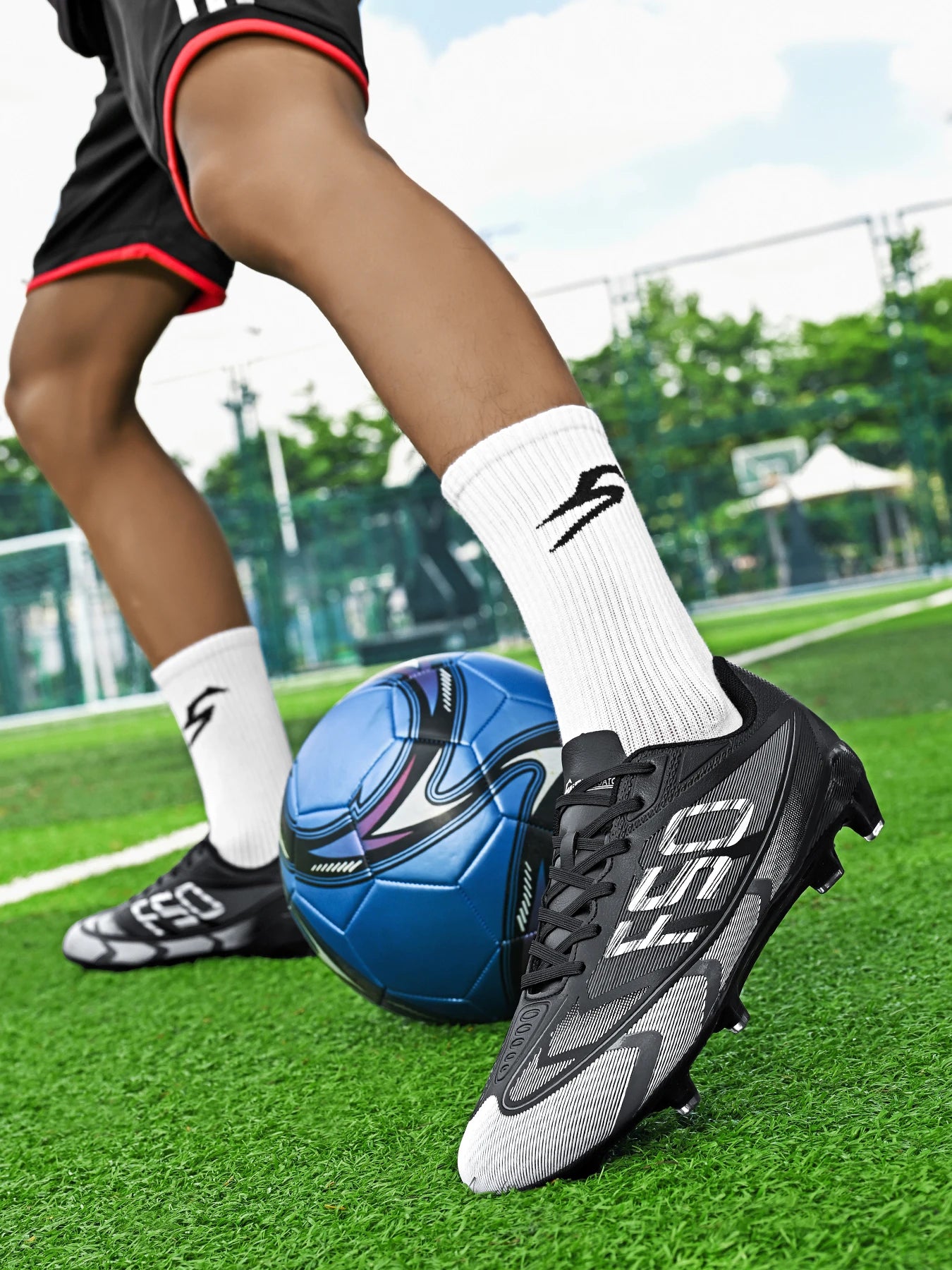 Popular low-top football boots, broken nails, TF and spikes FG unisex styles, 2 colors to choose from, breathable and non-slip