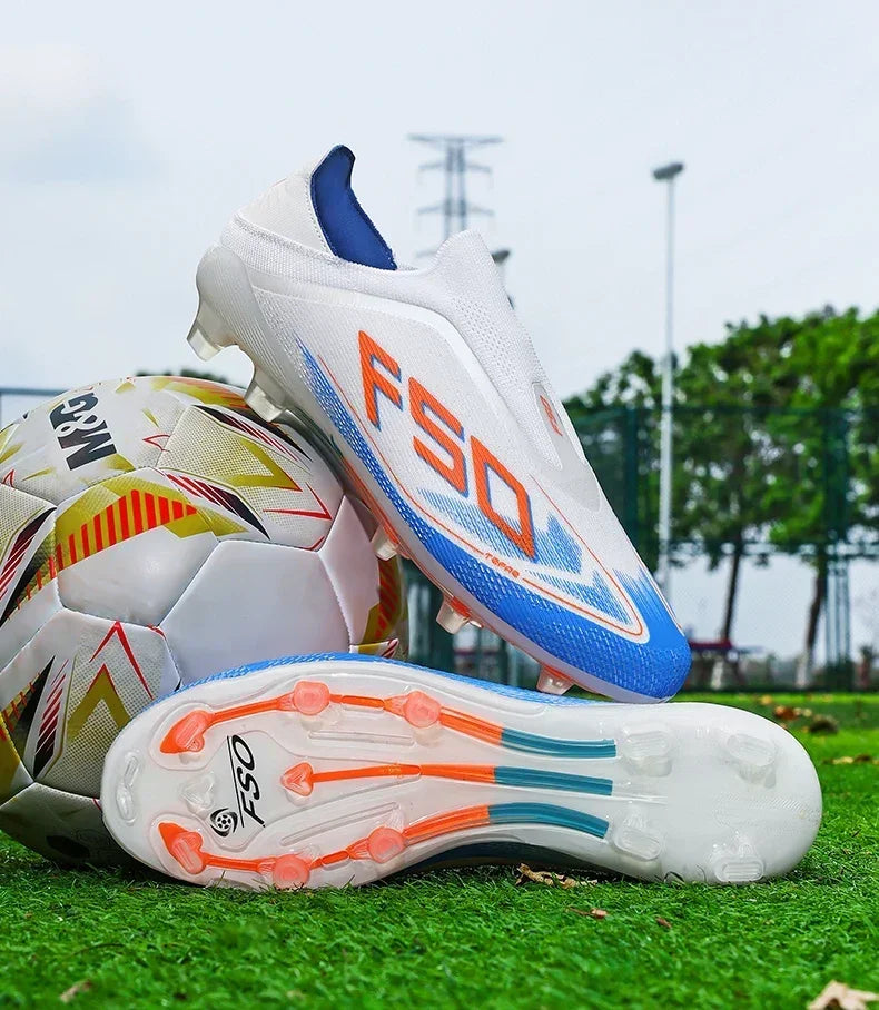 Nowe męskie buty piłkarskie antypoślizgowe dla chłopców, na zewnątrz, bestsellerowe buty do piłki nożnej na trawę i mecze, wysokiej jakości korki, wysokie, lekkie