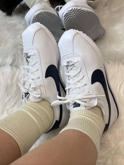 Nike Cortez Basic Sl Συνθετικό δέρμα Ευέλικτα Μοντέρνα Ανθεκτικά Παπούτσια χαμηλού προφίλ για καθημερινή χρήση Λευκό και Μπλε 904764-106