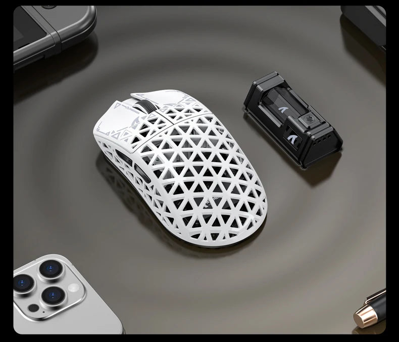 ATTACK SHARK R5 Ultra bežični gaming miš od karbonskih vlakana, gaming senzor PixArt PAW3950MAX, 42000DPI, 8000Hz, MCU Nordic 52840