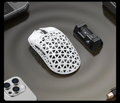 ATTACK SHARK R5 Ultra bežični gaming miš od karbonskih vlakana, gaming senzor PixArt PAW3950MAX, 42000DPI, 8000Hz, MCU Nordic 52840