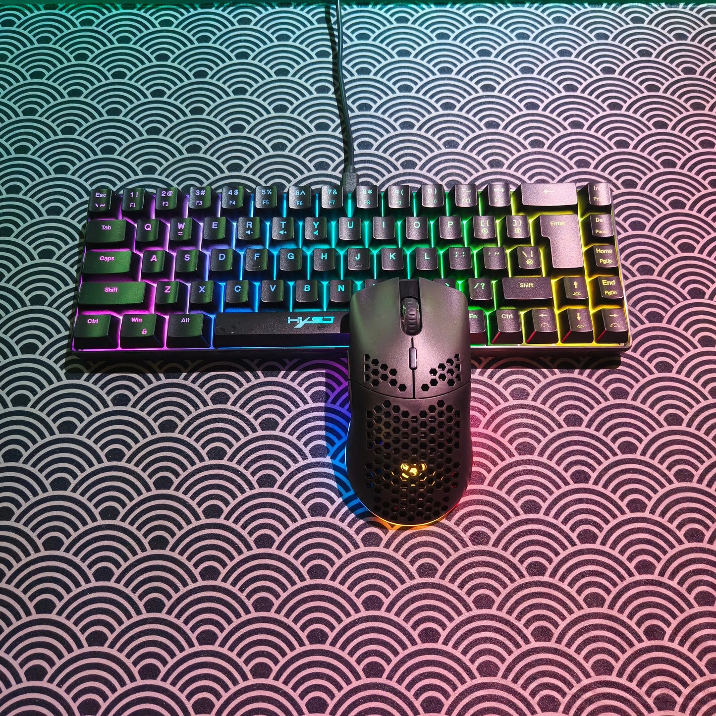 Conjunto portátil de teclado e rato gaming HXSJ 60% RGB: teclado de membrana com fios de 68 teclas e rato sem fios leve de 3 modos para PC e Mac