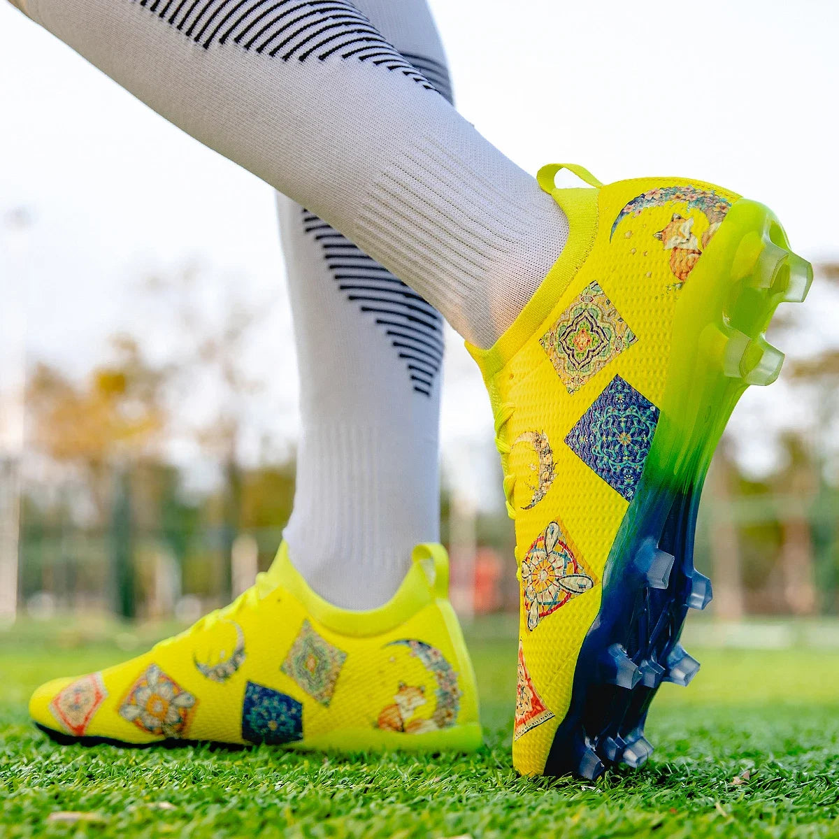 Dilimuisi atsparūs profesionalūs futbolo bateliai, daugiaspalviai, su stipriu sukibimu ir pusiausvyra, vasariniai lauko futbolo treniruočių bateliai