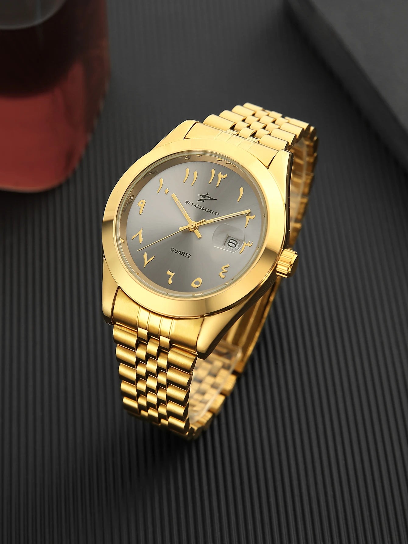 Golden Circular Pointer Quartz Watch, Durable Design Suitable for Daily Wear, Fashionable and Practical Wristwatch
