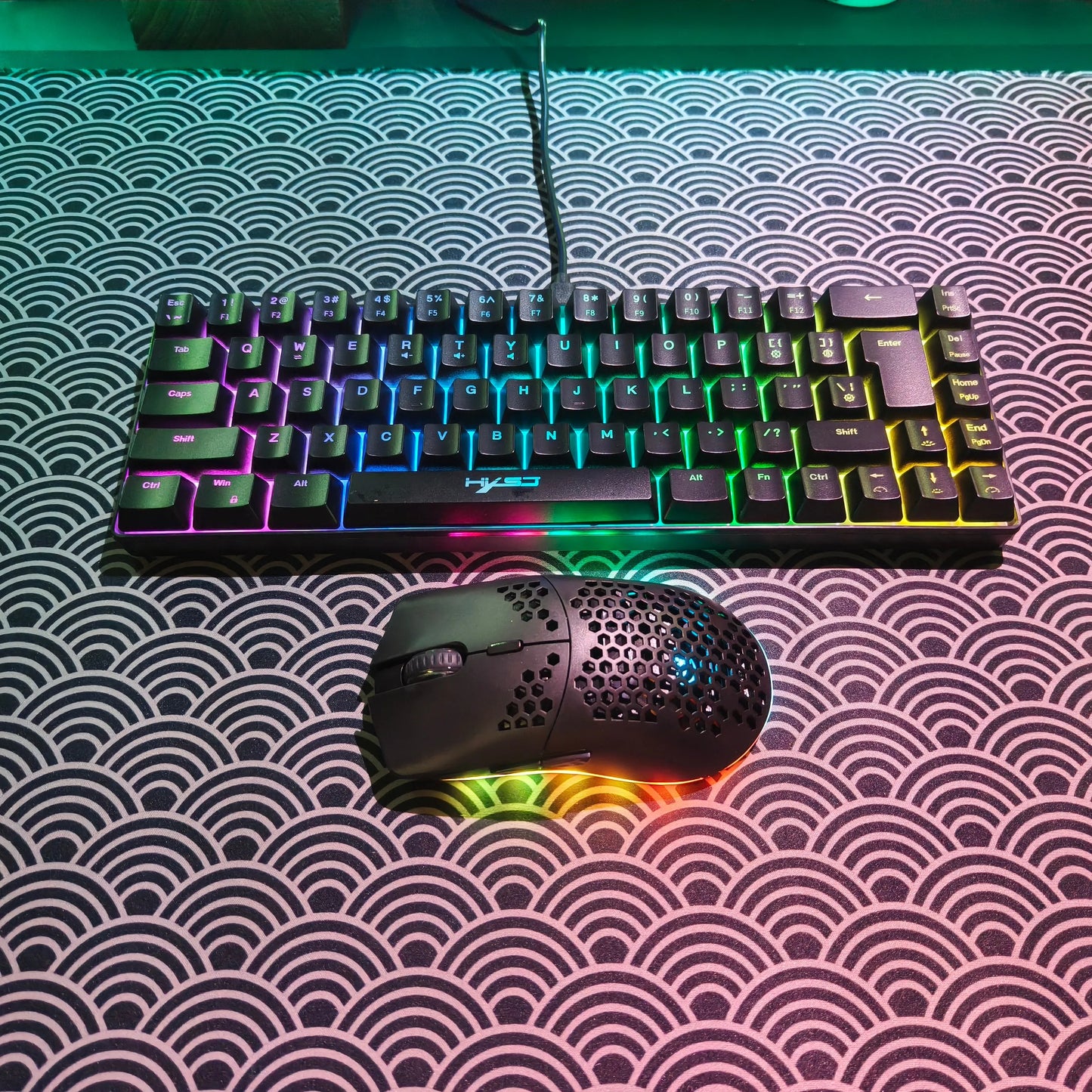 Conjunto portátil de teclado e rato gaming HXSJ 60% RGB: teclado de membrana com fios de 68 teclas e rato sem fios leve de 3 modos para PC e Mac