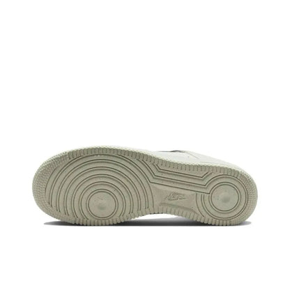 Sneakers classiche unisex Nike Air Force 1 Low, ammortizzazione confortevole e design resistente per un uso quotidiano casual FN8540-100