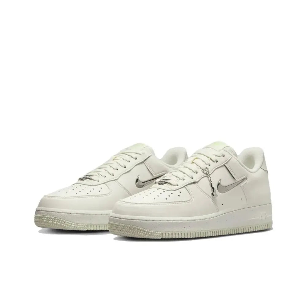 Sneakers classiche unisex Nike Air Force 1 Low, ammortizzazione confortevole e design resistente per un uso quotidiano casual FN8540-100