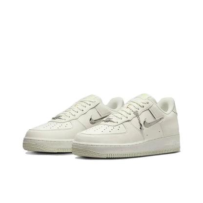Sneakers classiche unisex Nike Air Force 1 Low, ammortizzazione confortevole e design resistente per un uso quotidiano casual FN8540-100