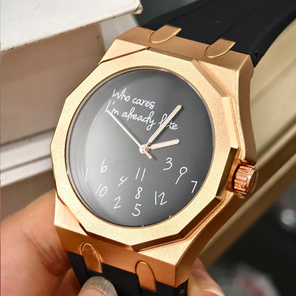 Montre pour homme de luxe avec boîtier octogonal et bracelet en silicone, étanche, dotée d'un cadran arborant le slogan humoristique « Who Cares I'm Already Late » (Et puis quoi, je suis déjà en retard).