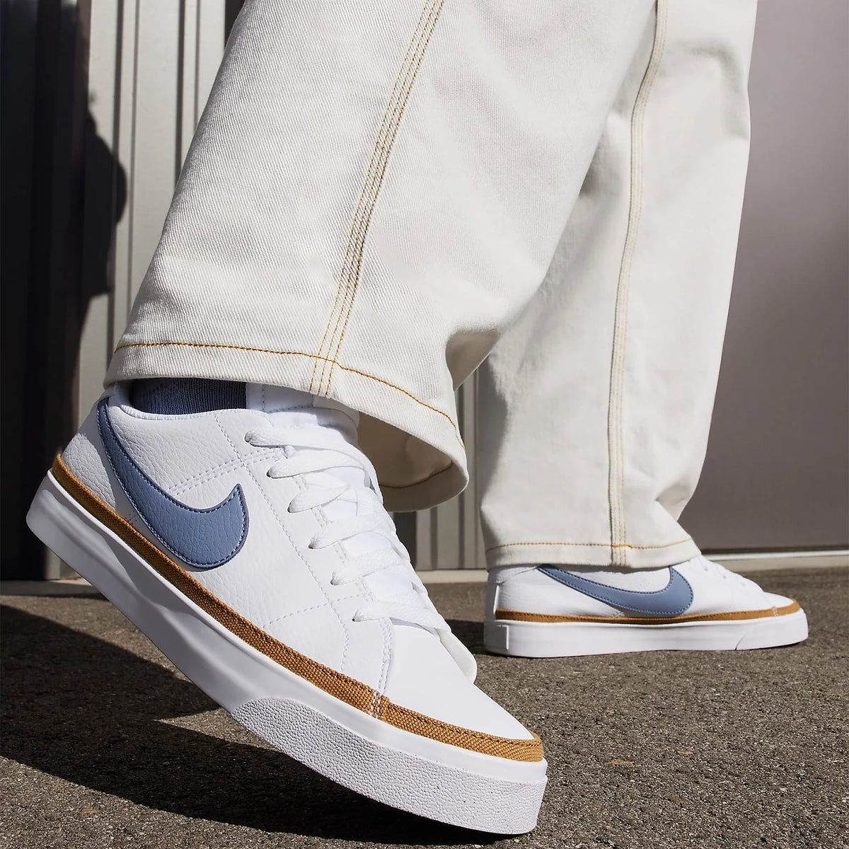 Nike, autentiche sneakers casual da donna basse, collezione primavera, modello DH3161-108