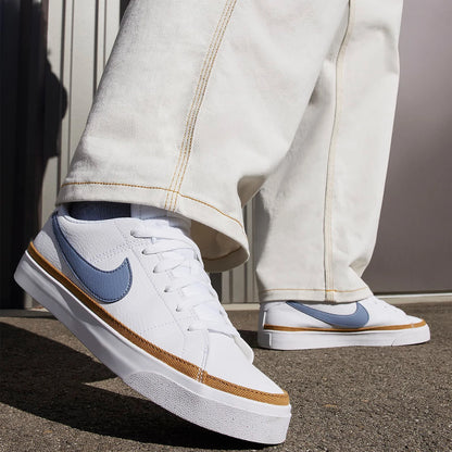 Nike, autentiche sneakers casual da donna basse, collezione primavera, modello DH3161-108