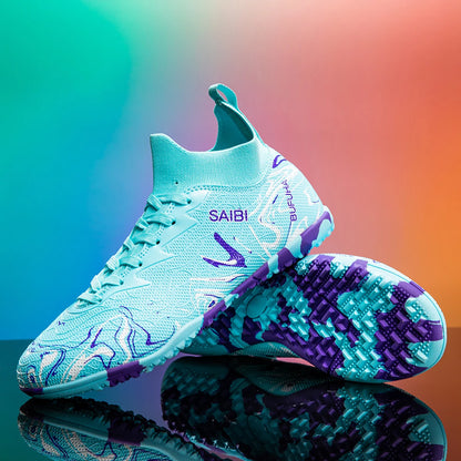 Chaussures de football, sneakers, chaussures de soccer, au-dessus de la cheville mais pas jusqu'au genou, semelle antidérapante à crampons.