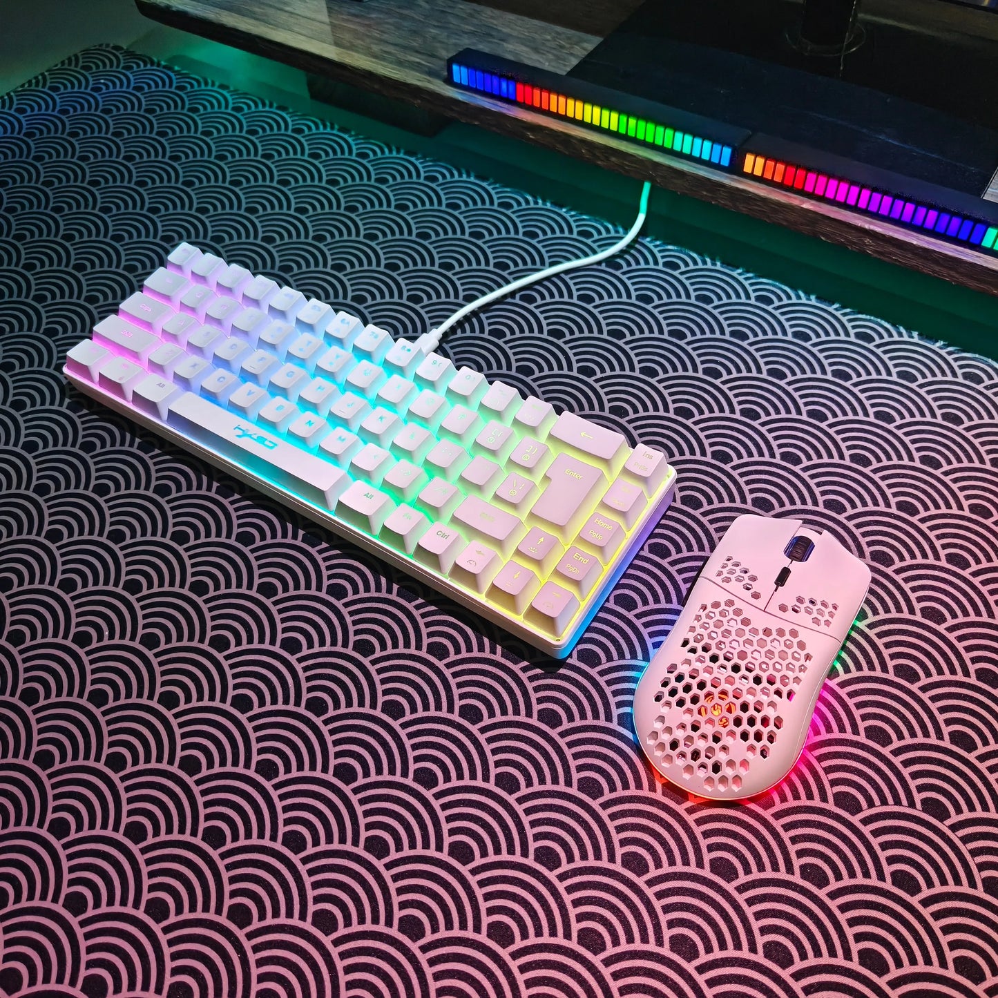 Conjunto portátil de teclado e rato gaming HXSJ 60% RGB: teclado de membrana com fios de 68 teclas e rato sem fios leve de 3 modos para PC e Mac
