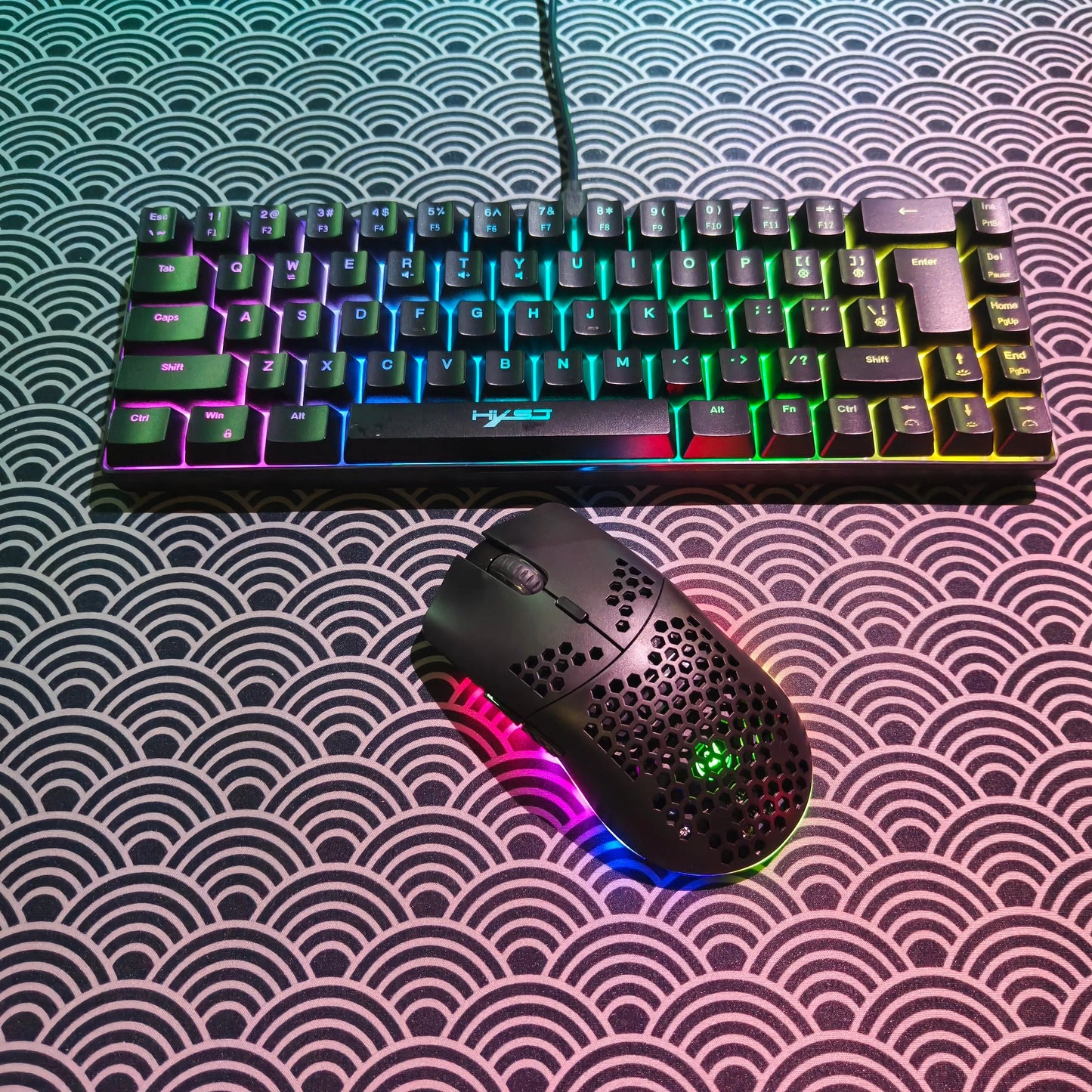 Conjunto portátil de teclado e rato gaming HXSJ 60% RGB: teclado de membrana com fios de 68 teclas e rato sem fios leve de 3 modos para PC e Mac