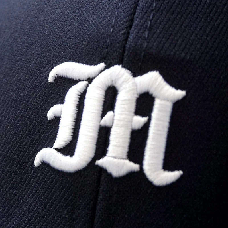 Szorosan illeszkedő, teljesen rugalmas, zárt sapka, „M” betűvel, hajlékony karimájú, új, trucker, férfi, flex, dad, hip-hop, baseball, snapback, napellenző, Era