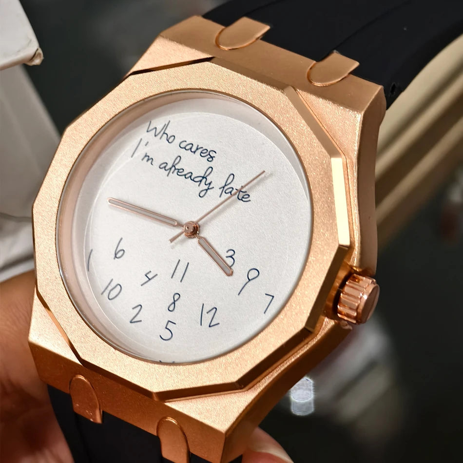 Montre pour homme de luxe avec boîtier octogonal et bracelet en silicone, étanche, dotée d'un cadran arborant le slogan humoristique « Who Cares I'm Already Late » (Et puis quoi, je suis déjà en retard).