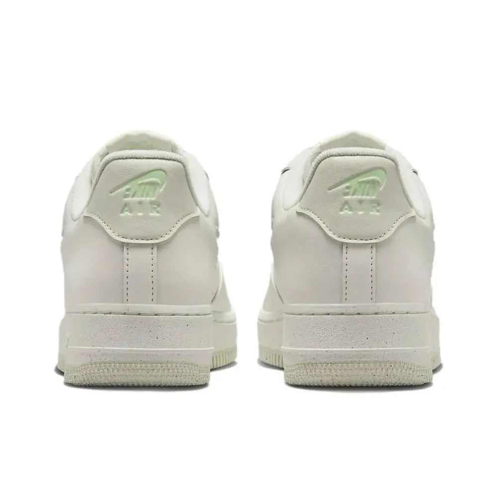 Sneakers classiche unisex Nike Air Force 1 Low, ammortizzazione confortevole e design resistente per un uso quotidiano casual FN8540-100