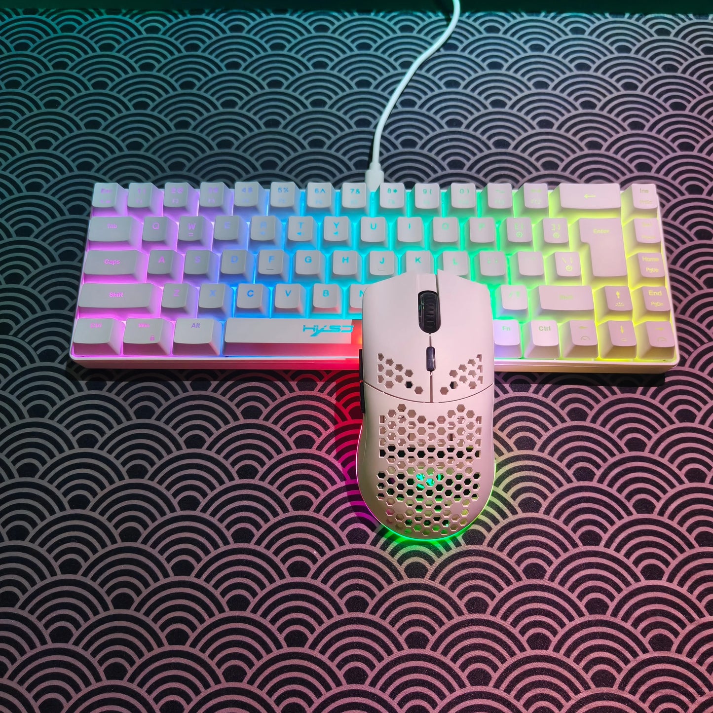 Conjunto portátil de teclado e rato gaming HXSJ 60% RGB: teclado de membrana com fios de 68 teclas e rato sem fios leve de 3 modos para PC e Mac